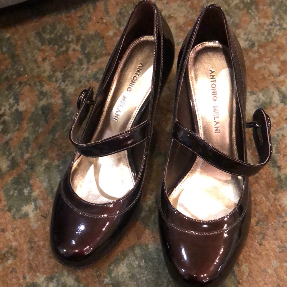 Antonio Melani size 6 1/2 patent leather heel